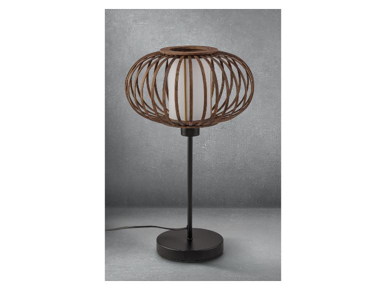 Une lampe de table noire avec un abat-jour en bois.