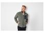 Un homme porte une veste en polaire verte zippée de la marque Jack & Jones.