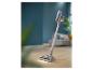 Aspirateur balai Philips sur sol en bois.