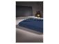 Un drap-housse bleu marine sur un lit.