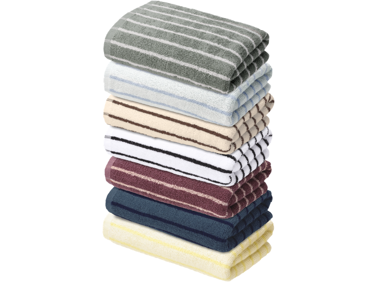 Pile de serviettes de bain rayées de différentes couleurs.