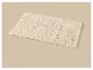 Tapis shaggy crème sur fond beige.