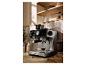 Machine à café Silvercrest sur un comptoir de cuisine, avec une tasse de café et des grains.