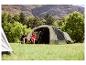 Tente de camping avec un couple jouant aux cartes en pleine nature.