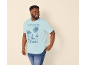 Homme en T-shirt bleu clair avec motif surf 'Ride the Waves California', jean bleu