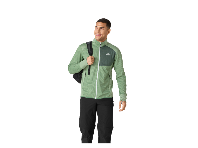 Un homme portant une veste polaire Crivit et un pantalon noir.