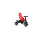Un tricycle rouge avec un siège noir.