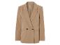Un blazer pour femme beige à double boutonnage.