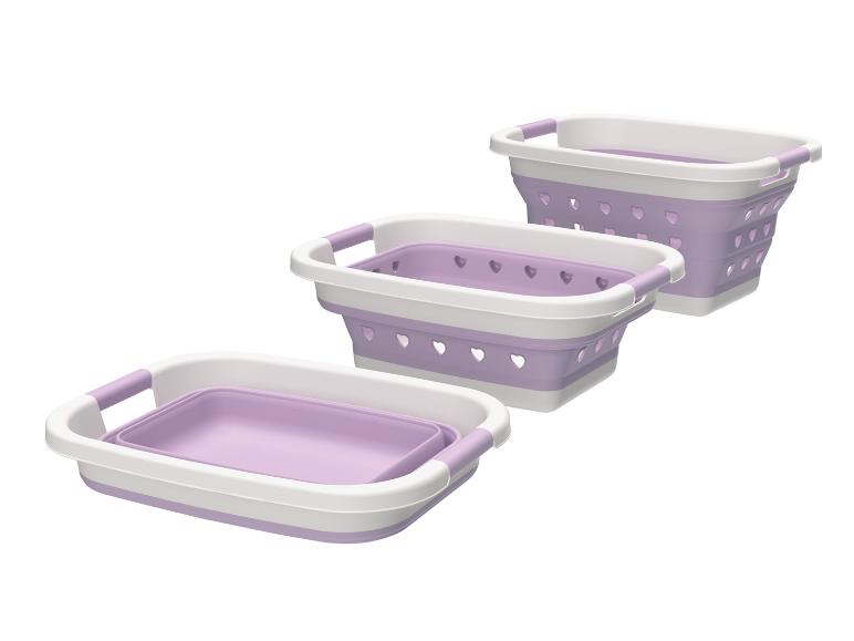 Trois paniers à linge pliables de couleur lilas avec des cœurs.