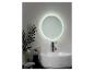 Un miroir rond avec un éclairage LED au-dessus d'un lavabo dans une salle de bain.