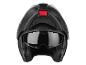 Un casque de moto noir avec une visière