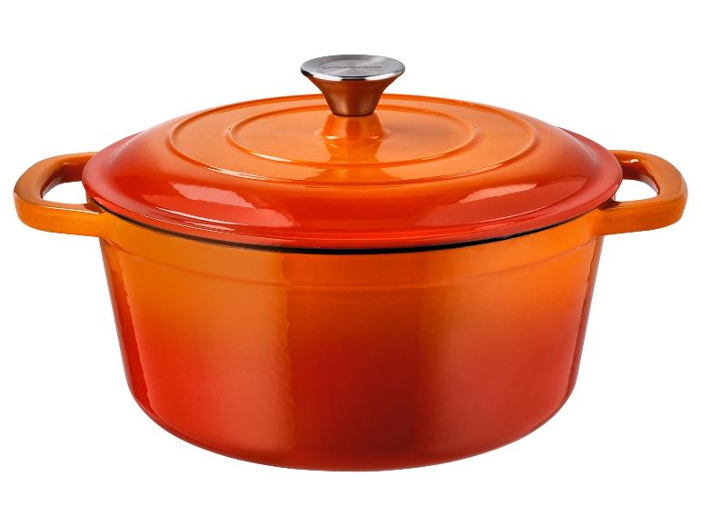 Cocotte orange en fonte avec couvercle.