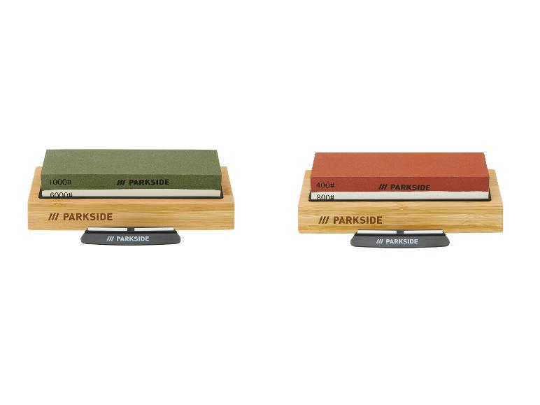 Deux pierres à aiguiser PARKSIDE avec différents grains (400#, 800#, 1000#, 6000#) sur des bases en bois.