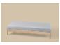 Matelas gris clair sur un cadre de lit en bois sur fond beige.