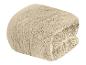 Une serviette en éponge beige roulée.