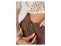 Jupe et pull ajourés marron et beige.