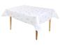 Nappe blanche avec un motif de lapins brun clair sur une table en bois.