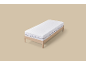 Lit simple avec cadre en bois et matelas blanc.