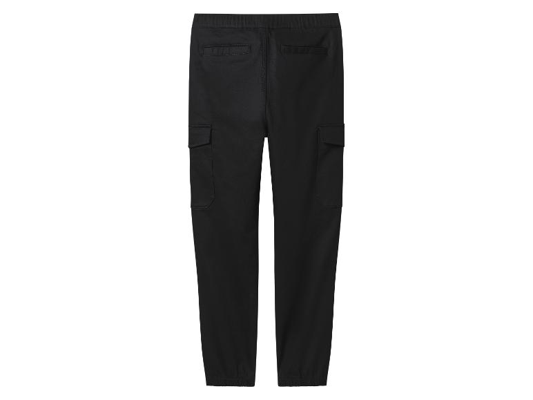 Pantalon cargo noir avec poches latérales et arrière.
