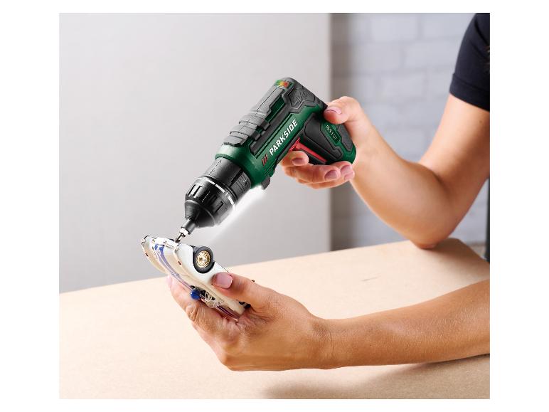 Personne utilisant une visseuse sans fil Parkside pour travailler sur une voiture jouet.