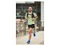 Homme courant en tenue de sport Crivit : t-shirt, short et chaussures de course.