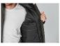 Une veste matelassée pour homme avec une poche intérieure.