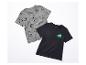 Deux t-shirts pour enfant : l'un gris avec des animaux, l'autre noir avec un crocodile.