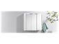 Armoire de salle de bain blanche à trois portes miroir.
