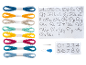 Fils à broder colorés, aiguille, enfile-aiguille et motifs de broderie de l'alphabet et des chiffres.