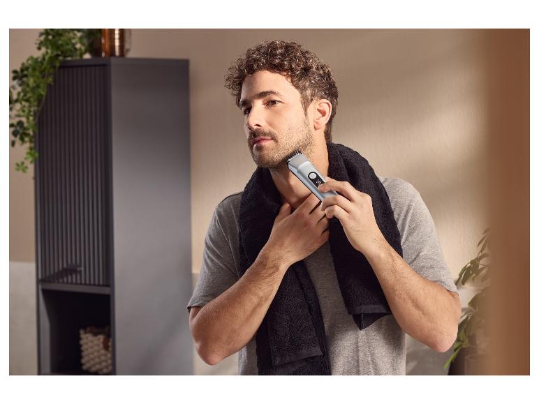 Homme se taillant la barbe avec la tondeuse cheveux et barbe premium CIEN BEAUTY.