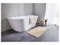 Une baignoire autoportante avec un tapis de bain dans une salle de bain moderne.