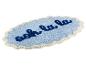 Tapis de bain ovale bleu avec bordure ondulée et texte 'ooh la la' en bleu foncé.