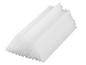 Une pile de bâtonnets de colle blanche pour un pistolet à colle.