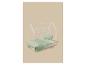 Lit cabane blanc avec literie vert menthe et oreiller sur fond beige.