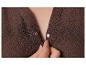Détail d'une robe marron foncé à boutons pression.