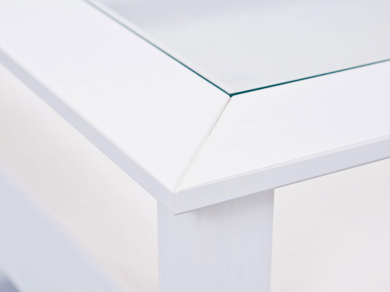 Table basse blanche avec plateau en verre.