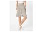 Short bermuda beige taille haute pour femme avec un crop top blanc.