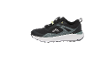Chaussures de sport noires imperméables avec semelles blanches et détails gris.