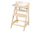 Une chaise haute en bois avec un plateau et une ceinture de sécurité.