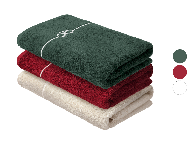 LIVARNO® Frottier-Duschtuch: Pile de trois serviettes pliées en vert foncé, rouge et crème.