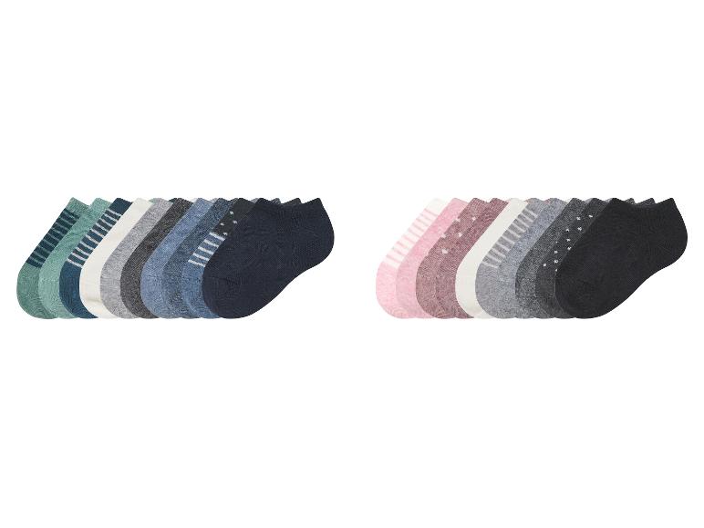 Deux ensembles de chaussettes, dans des tons terre et rose pastel.