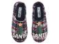 Une paire de pantoufles à carreaux avec un sapin de Noël et le texte « SANTA ».