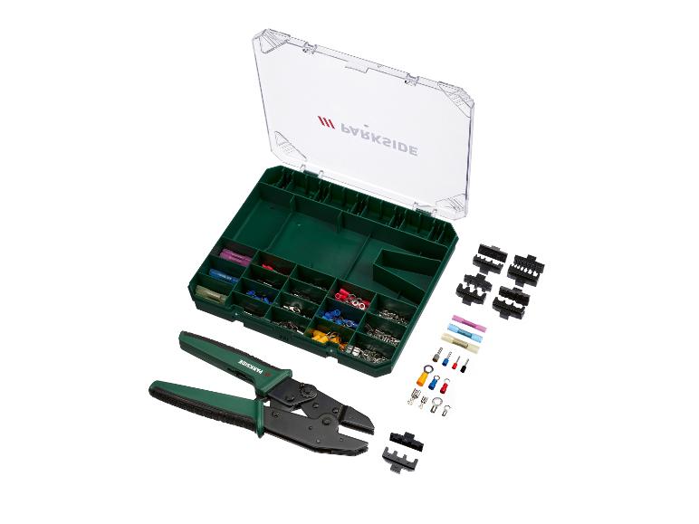 Kit de sertissage avec pince, bornes et connecteurs dans une boîte de rangement verte.