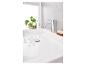 Un lavabo blanc avec un robinet chromé et un porte-savon.