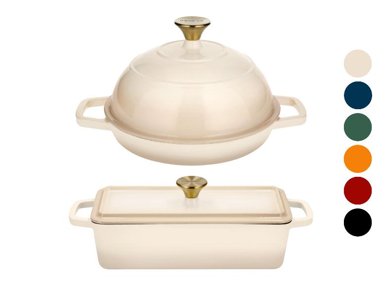Deux casseroles en fonte couleur crème avec des boutons dorés, une ronde et une rectangulaire, avec des échantillons de couleur.