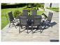 Ensemble de jardin avec table grise et six chaises sur une terrasse en bois.
