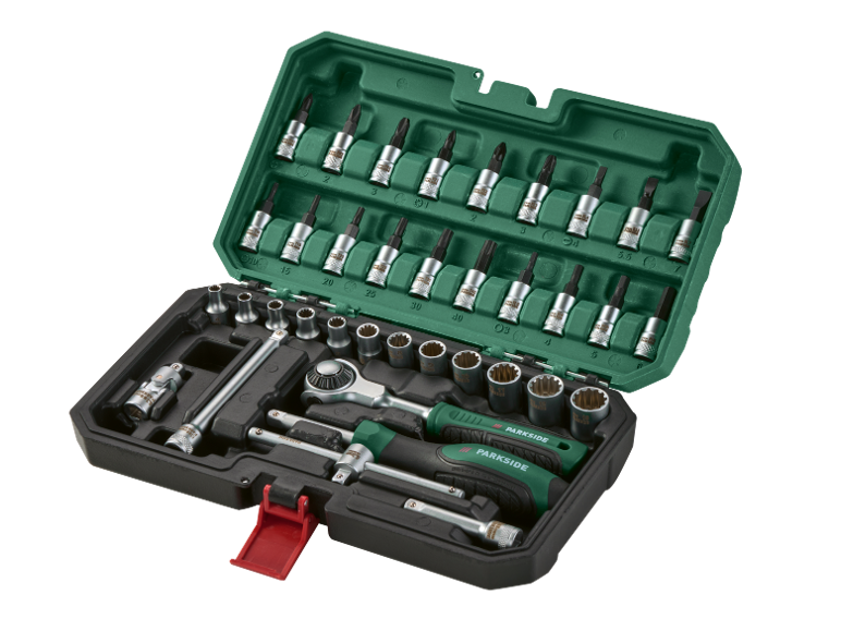 Jeu d'outils avec cliquet, douilles et embouts dans une mallette verte et noire.