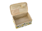 Boîte de rangement en tissu beige avec motif de feuilles vertes et jaunes, ouverte.