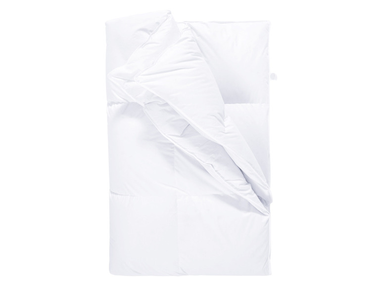 Une couette et un oreiller blancs.