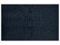 Tapis bleu foncé, texture moelleuse.